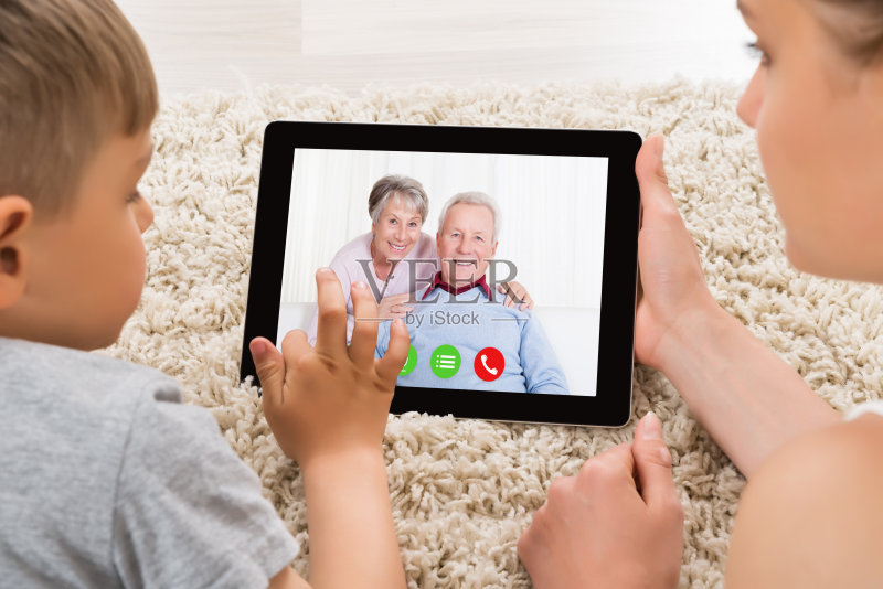 母子视频会议在数字平板电脑上正版图片素材