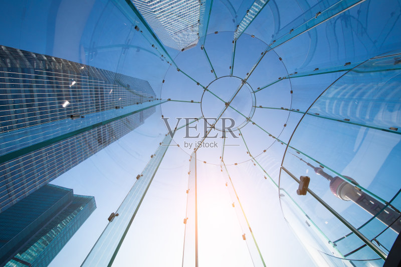 下方全景透视，以钢铁玻璃高层建筑摩天楼，商业理念成功的工业建筑正版图片素材