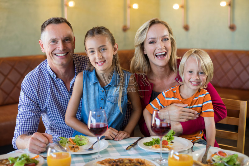 欢乐的家庭在餐厅的肖像正版图片素材