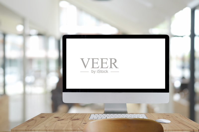 模拟:电脑显示在办公室内部的模型。有键盘、鼠标的办公桌。正版图片素材