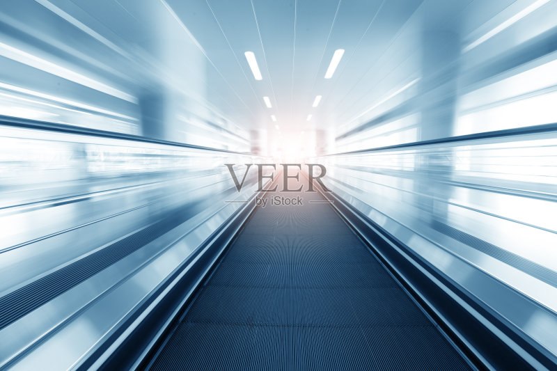 现代建筑中的自动扶梯和灯光背景。正版图片素材