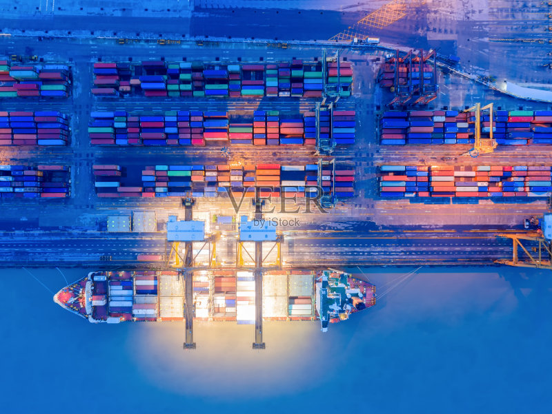 集装箱堆场在港口拥挤与船舶船舶是装卸作业的中转在国际港口。正版图片素材