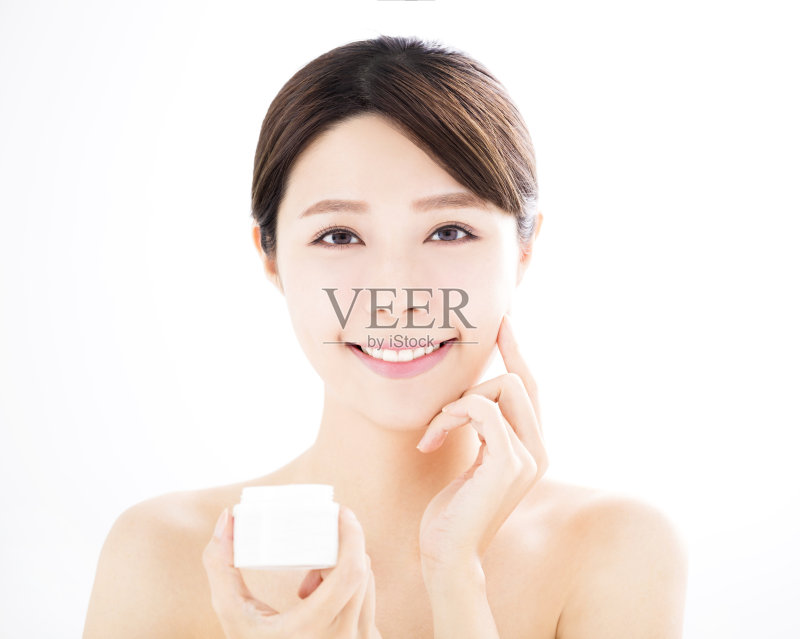 美丽的年轻女子展示美容产品在手正版图片素材