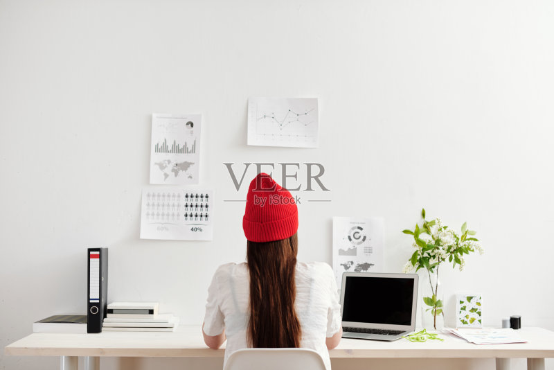 坐在办公桌前的女人正版图片素材