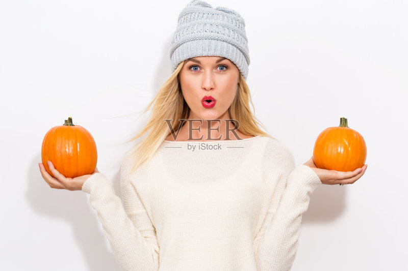手持南瓜的年轻女子正版图片素材