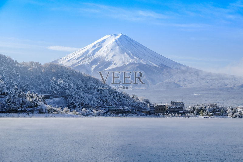 日本川口湖的富士山冬天下雪正版图片素材