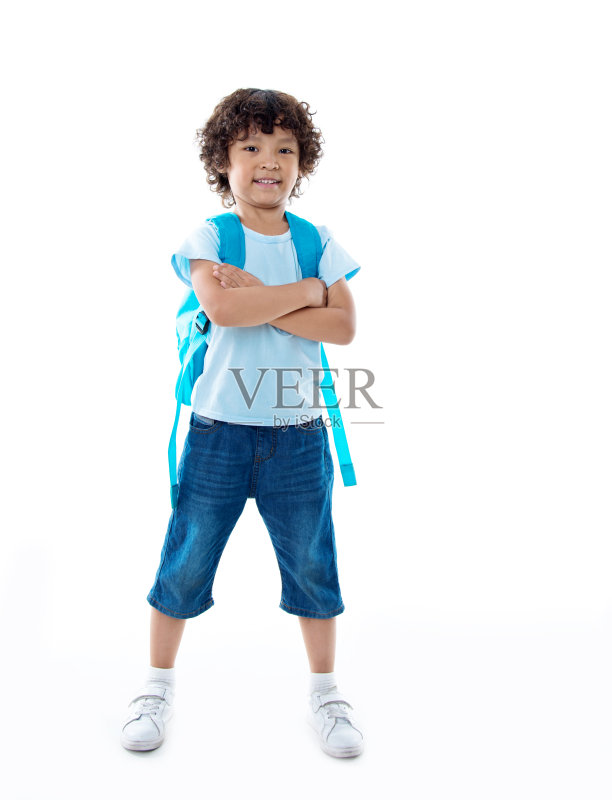 一个背着书包的亚洲小男孩，背景是白色正版图片素材