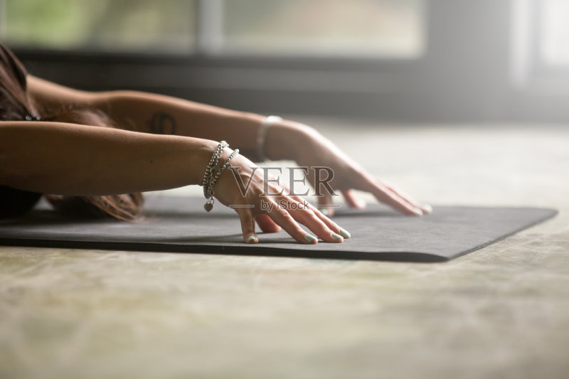 女性手的特写，儿童姿势正版图片素材