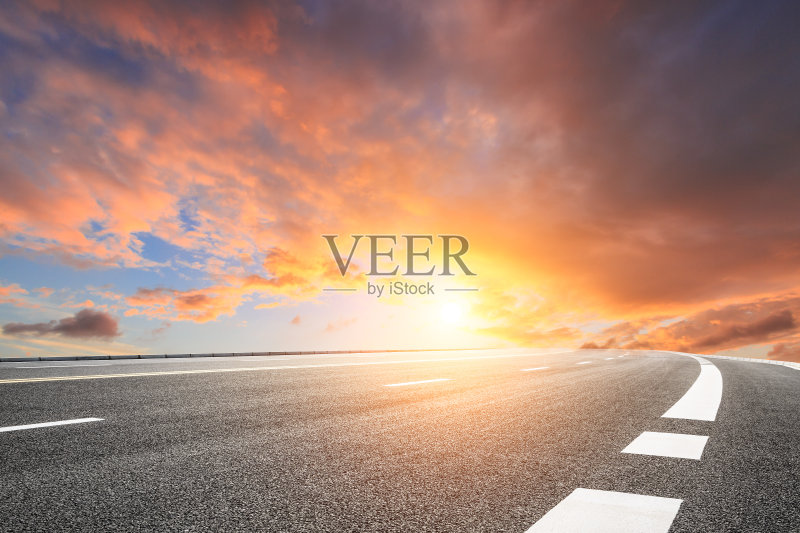 沥青路和美丽的日落天空景观正版图片素材