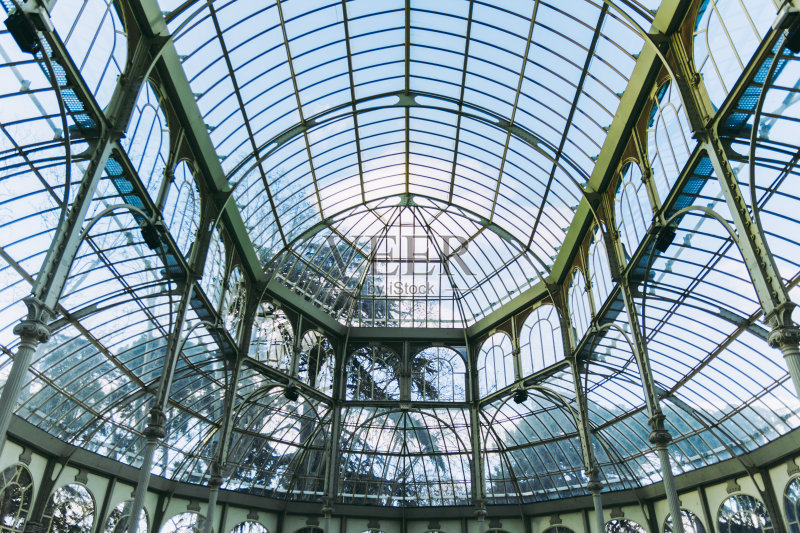 温室(或水晶宫)在雷蒂罗公园，马德里，西班牙。正版图片素材