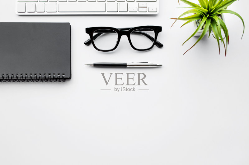 商务桌上的白色模拟办公用品正版图片素材