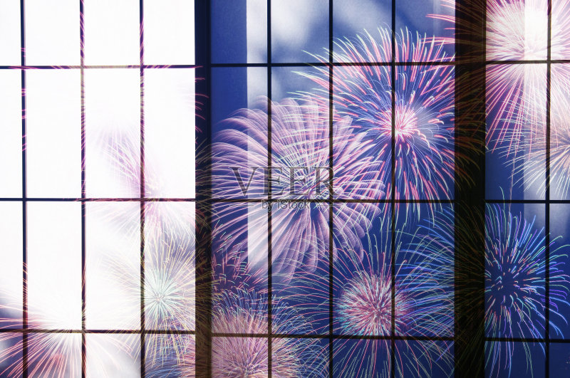 障子屏幕上有烟花正版图片素材