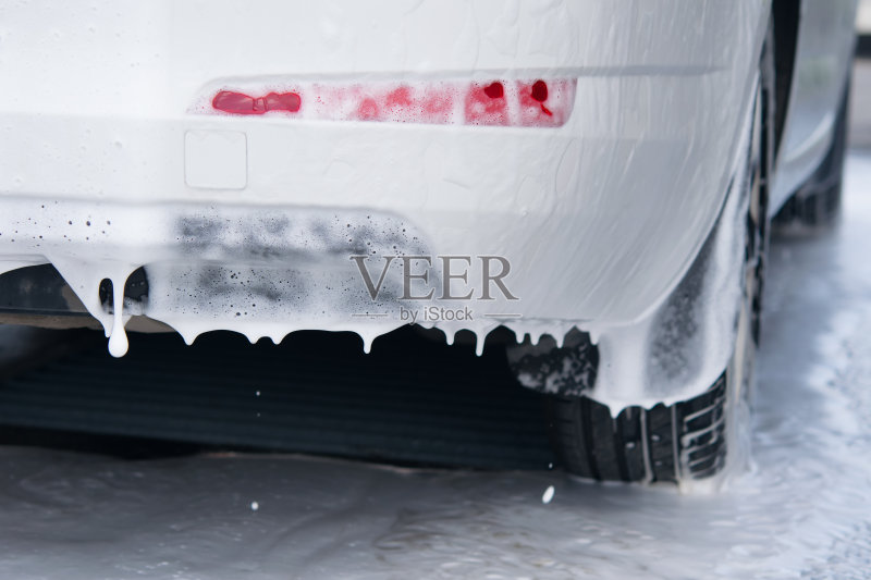 洗车用的非接触式泡沫顺着汽车的保险杠流下来正版图片素材