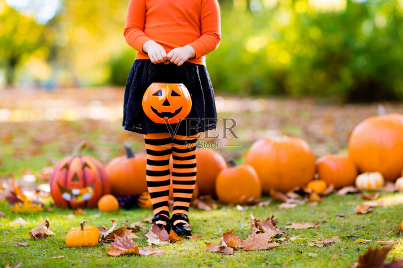 穿着女巫服装的小女孩在万圣节不给糖就捣蛋正版图片素材