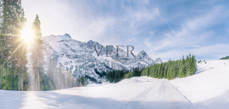 冬天的太阳在雪山装饰正版图片素材