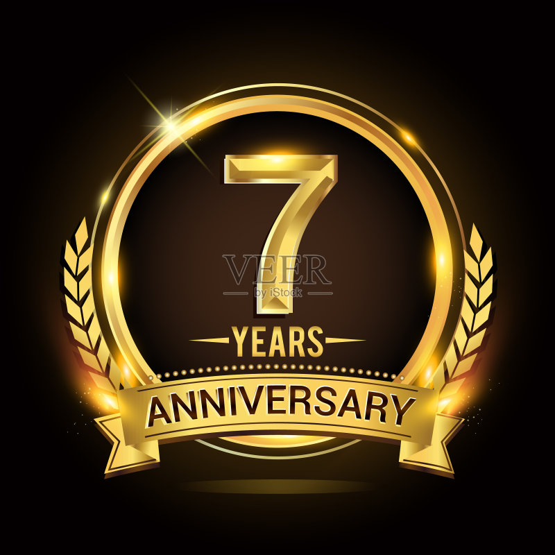 7金纪念日图标，与闪亮的戒指和金色丝带，月桂花环孤立在黑色背景，矢量设计正版元素素材