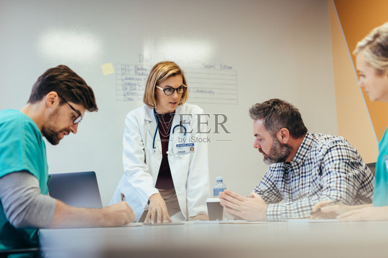 医务人员在医院开会正版图片素材