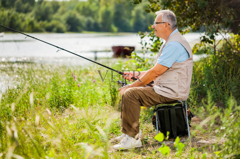 在河上钓鱼正版图片素材