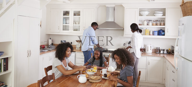 信箱格式拍摄的家庭使用数字设备在家里正版图片素材