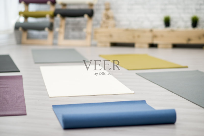 准备上瑜伽课正版图片素材