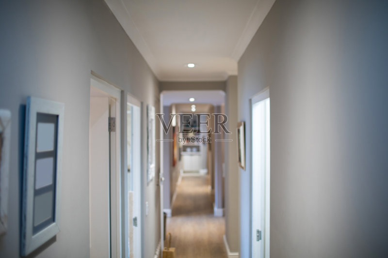 打开走廊的门正版图片素材