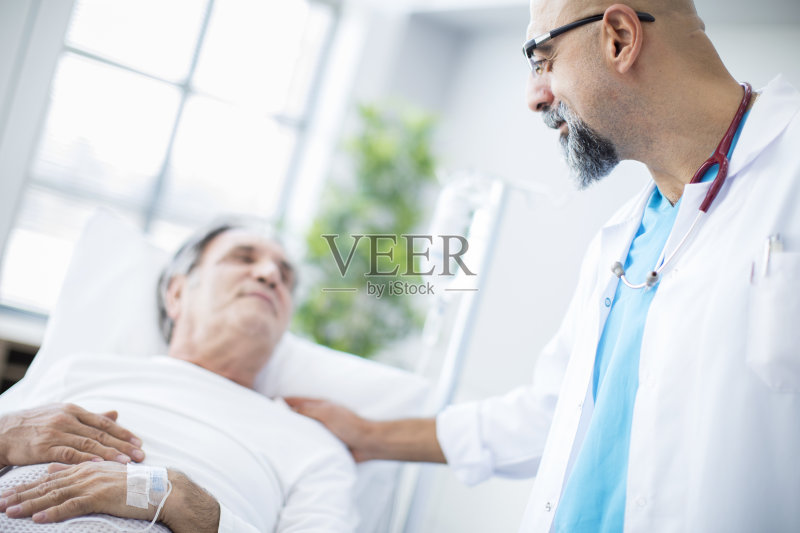 医生在病床上和病人谈话正版图片素材
