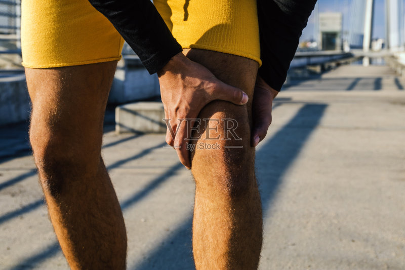 夏季户外跑步时腿部和肌肉疼痛正版图片素材