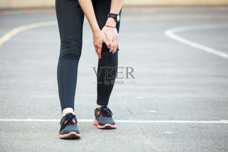 女运动员正抱着她受伤的腿。正版图片素材