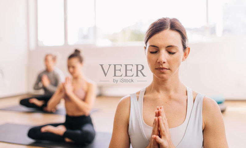 在瑜伽课上做冥想的健康女性正版图片素材