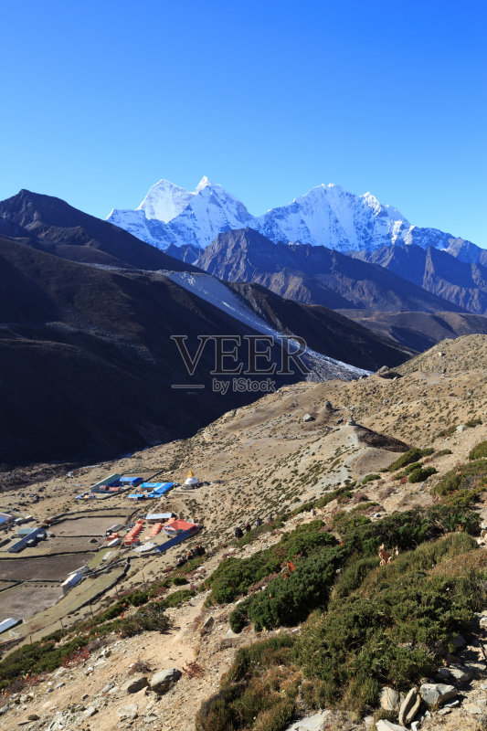 通往珠峰大本营的路上有美丽的山景正版图片素材