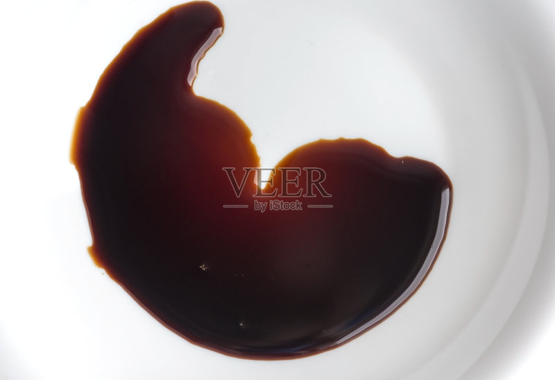 白盘子里的棕色酱汁正版图片素材