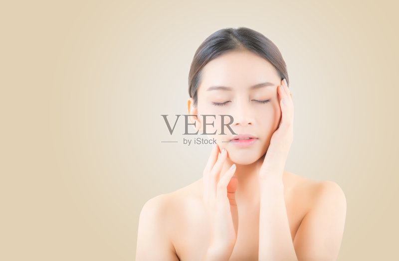 美丽的女孩与化妆，女人肖像和皮肤护理化妆品概念/迷人的美丽亚洲女孩的脸在黄色的背景。正版图片素材