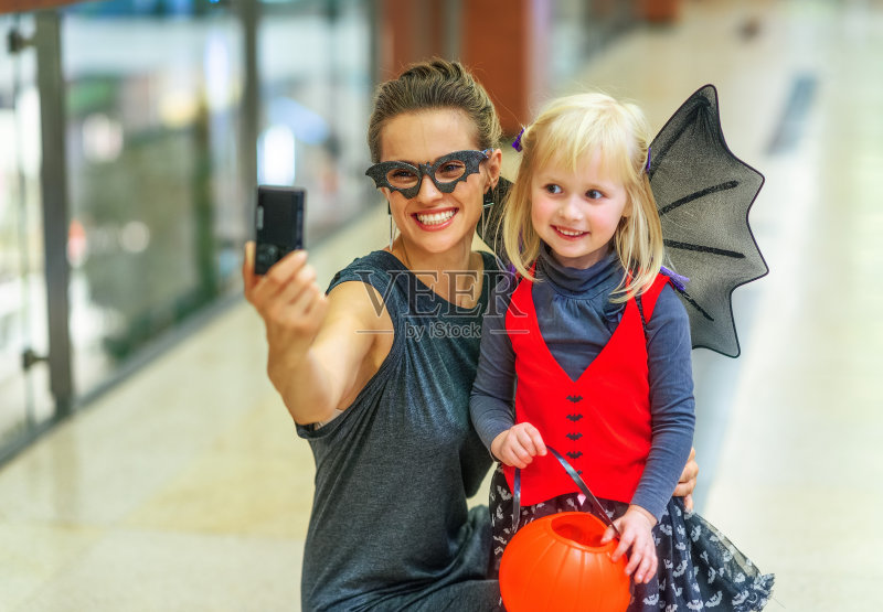 母亲和孩子用数码相机自拍正版图片素材