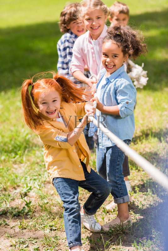 孩子们在玩拔河比赛正版图片素材