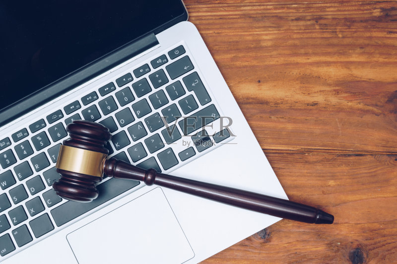 法官在电脑上敲小木槌。网络犯罪、黑客攻击和网络犯罪的概念正版图片素材
