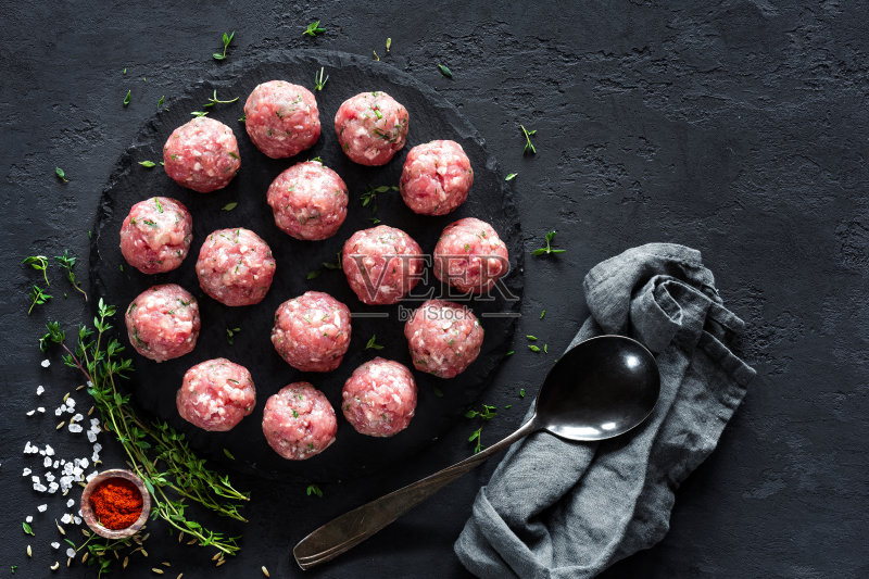 生肉丸在黑暗的背景，俯视图正版图片素材