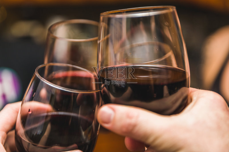 三个酒杯碰触正版图片素材
