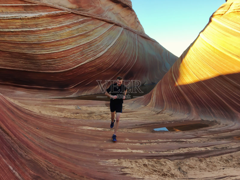 人在波浪中奔跑正版图片素材