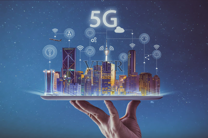 服务员手里拿着一个空的数字平板电脑，上面有智慧城市和5G网络无线系统以及物联网。正版图片素材