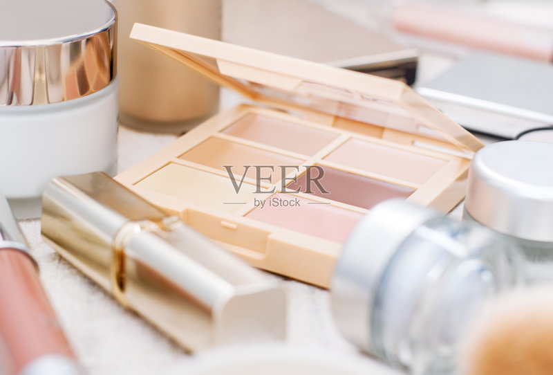 一套装饰化妆品。正版图片素材