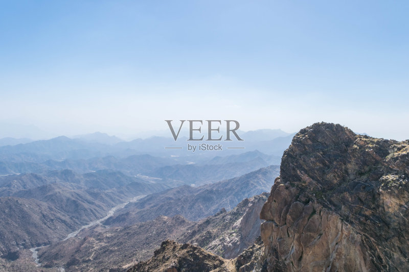 沙特阿拉伯塔伊夫市的哈达山及山间公路美景正版图片素材