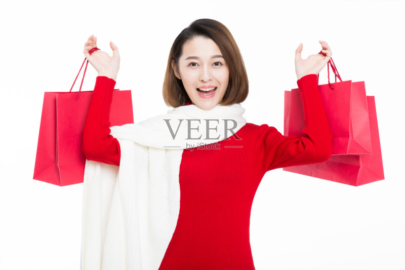 摄影棚拍到了一个拿着购物袋的年轻女子正版图片素材