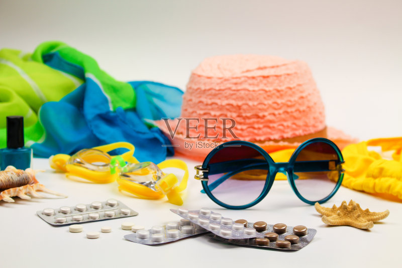 夏季女性海滩配件为您的海上度假和药丸的白色背景。旅程中所需药物的概念。正版图片素材