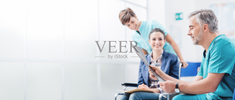 医生检查病人的医疗记录正版图片素材