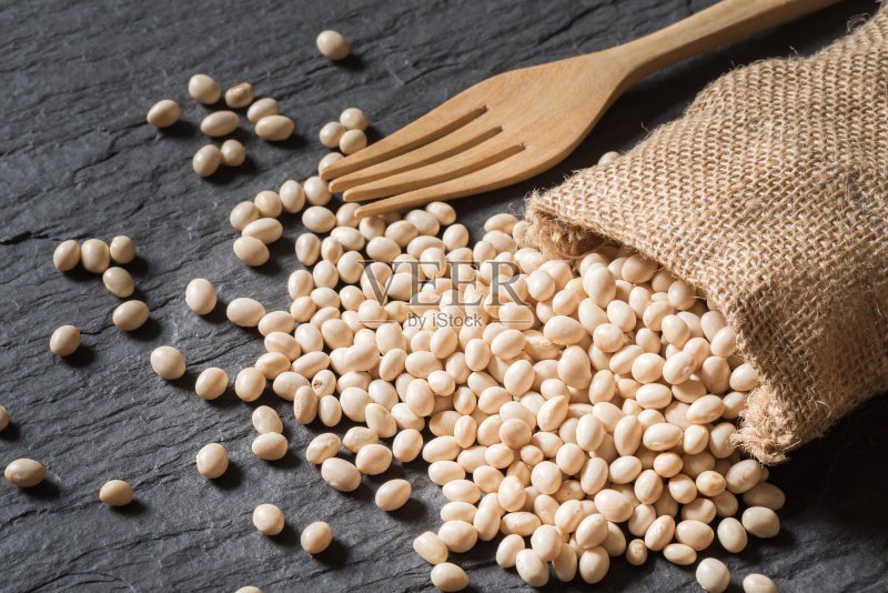 许多大豆在石桌上用粗麻袋正版图片素材