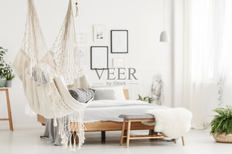 卧室里有吊床和床正版图片素材