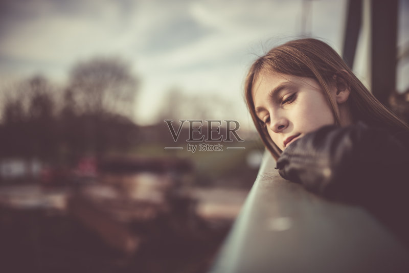 悲伤的女孩站在桥上正版图片素材