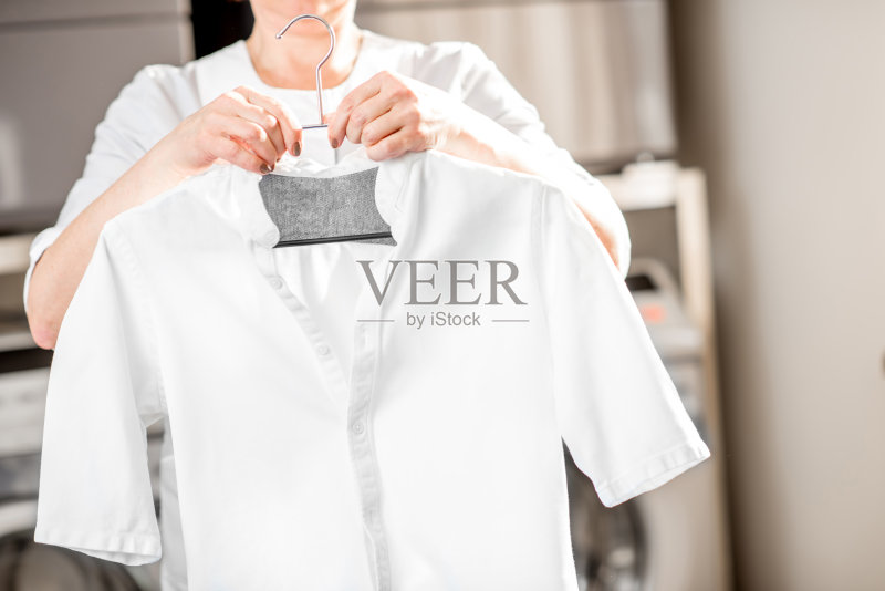 洗衣房的资深洗衣女工正版图片素材