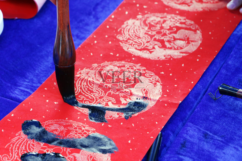 中国的传统习俗:写春联。正版图片素材