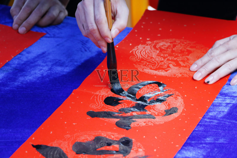 中国的传统习俗:写春联。正版图片素材